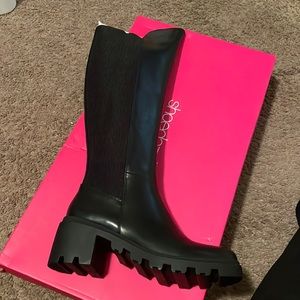 Black Chunky heel boot